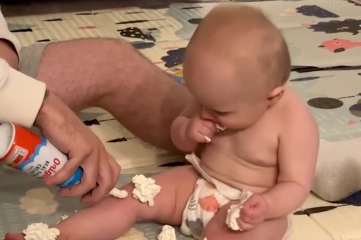 Cả Nhà Tận Hưởng Niềm Vui Từ Một Bình Xịt Kem Tươi